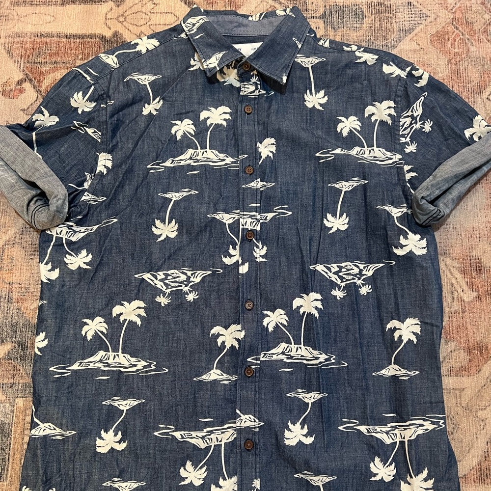 Blue Old Navy short sleeve button down shirt. Size slim fit large